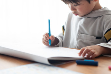 絵を描く事に集中している男の子