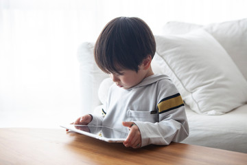 タブレットを見つめる男の子