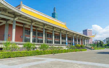 Fototapeta Day view of Sun Yat-Sen Memorial Hall against blue sky in Taipei,Taiwan obraz