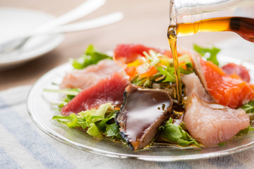海鮮サラダに胡麻油