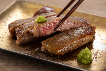ロースステーキに刻みワサビ