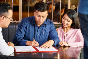 Signing contract with real estate agent