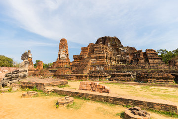 Fototapeta premium Ayutthaya Historical Park covers the ruins of the old city of Ayutthaya, Wat Mahathat.