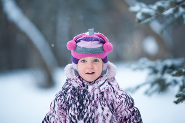 Portrait of happy pretty girl, winter, outdoor