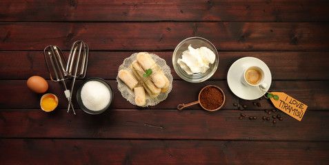 Ingredienti per tiramisù su un tavolo di legno