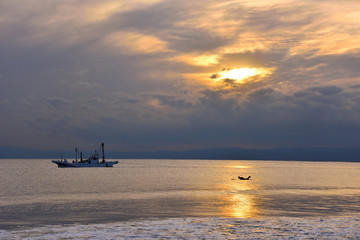 夕方の辻堂海岸とサーファー