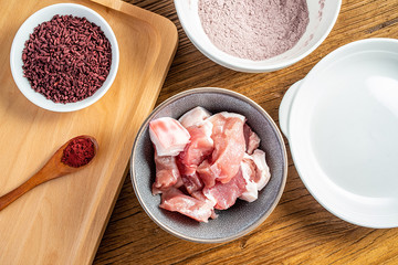 Hunan cuisine red yeast rice meat cooking process