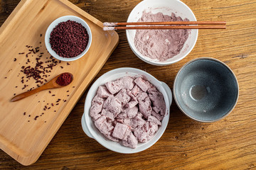 Hunan cuisine red yeast rice meat cooking process