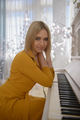 Fototapeta premium Beautiful woman at the piano