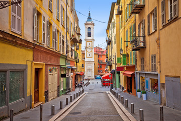 Stad van Nice kleurrijke straatarchitectuur en uitzicht op de kerk