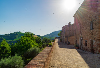 Raggi di sole su Pozzuolo borgo dei Colli al Metauro