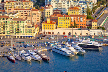 Vue aérienne du front de mer coloré de la ville de Nice et du port de plaisance