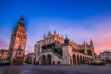Piazza medievale del mercato a Cracovia all'alba in Polonia