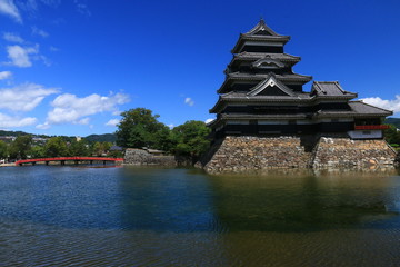 青空に聳える烏城こと　松本城