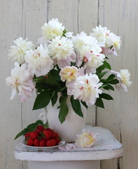 Obraz na płótnie Canvas Bouquet of peonies in a white vase