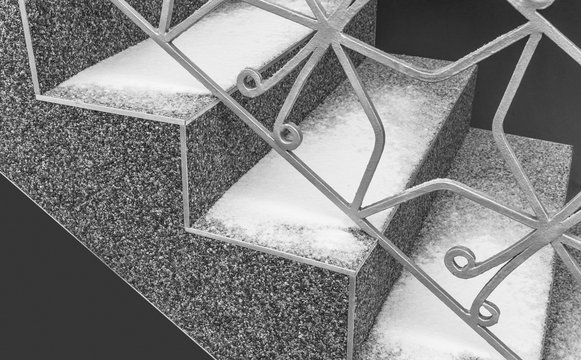 Frostsicherer Bodenbelag Kieselteppich auf einer Au&szlig;entreppe - Frost-resistant floor covering Gravel carpet on an external staircase