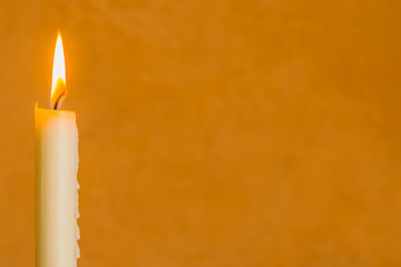Hintergrund mit brennender weißer Leuchterkerze - Background with burning white chandelier candle