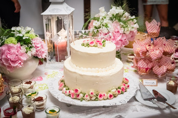 wedding cake on the wedding day