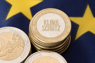 Flagge der Europäischen Union EU, Euro Münzen und Kosten für Klimaschutz in Europa