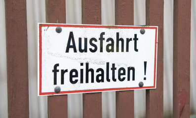 Schild Ausfahrt freihalten!