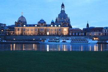 Obraz premium Brühlsche Terrassen und Frauenkirche in Dresden