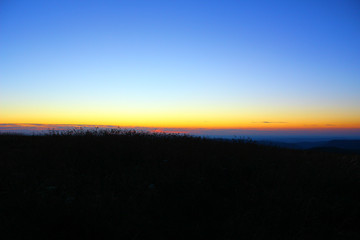 coucher de soleil sur les montagnes vosgiennes depuis le sommet du hohneck