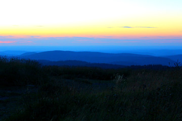 coucher de soleil sur les montagnes vosgiennes depuis le sommet du hohneck