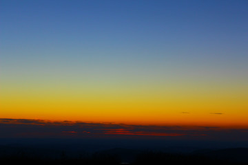 Fototapeta na wymiar coucher de soleil sur les montagnes vosgiennes depuis le sommet du hohneck