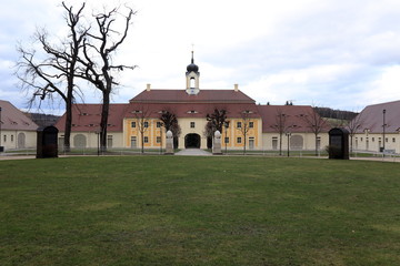 Fototapeta na wymiar Das Torhaus des Barockschlosses Rammenau