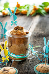 Ostergebäck im Glas auf altem Holz