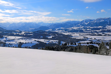 Fototapeta na wymiar Allgäu - Berge - Winter - Panorama - Schnee - sonnig