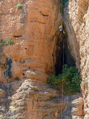 Persona practicando montañismo en Riglos. Huesca. Aragón. España