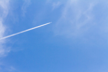青い空と白い雲と飛行機雲