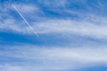 Naklejka na ściany i meble 青い空と白い雲と飛行機雲