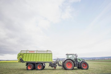 traktor mit anhänger