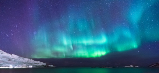 Panorama bunte Nordlichter im Norden, Norwegen 