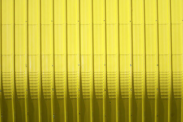 Obraz premium yellow metal sheet pattern and vertical line design