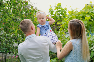 Маленькая девочка на ручках у родителей