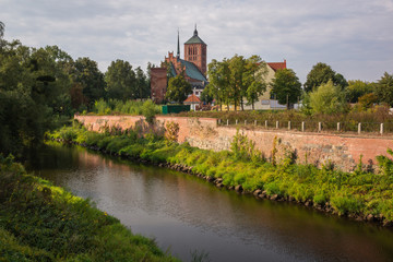 Obraz premium Basilica of St. Catherine and Pasleka river in Braniewo, Warminsko-Mazurskie, Poland