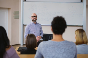 Obraz premium Lecturer and multinational group of students in an auditorium