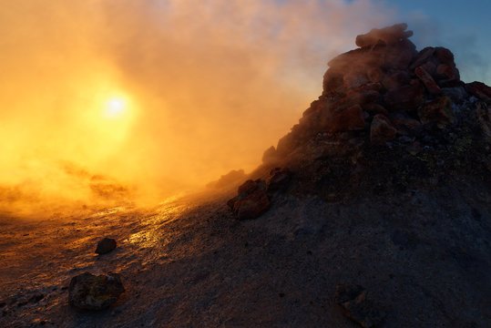 Sonne scheint durch den Schwefeldampf eines Fumarols, Geothermalgebiet Hverir, Island