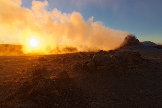 Sonne scheint durch den Schwefeldampf eines Fumarols, Geothermalgebiet Hverir, Island © sailer