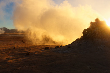 Sonne scheint durch den Schwefeldampf eines Fumarols, Geothermalgebiet Hverir, Island