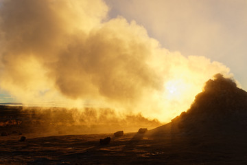 Sonne scheint durch den Schwefeldampf eines Fumarols, Geothermalgebiet Hverir, Island
