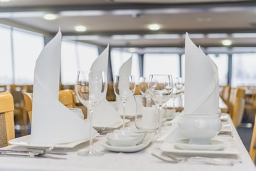 gedeckter Tisch mit Gläser