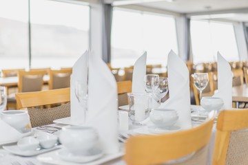 gedeckter Tisch mit Gläser