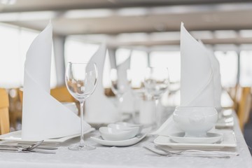 gedeckter Tisch mit Gläser