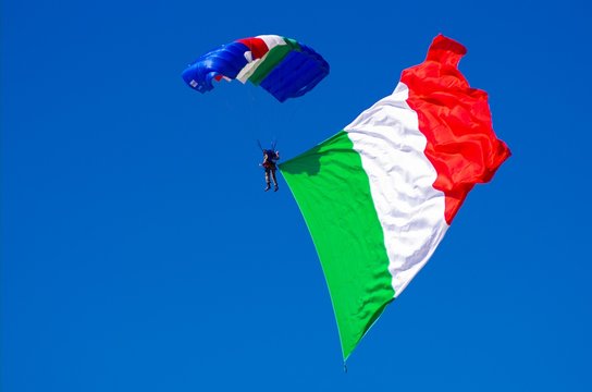 Paracadutista col Tricolore