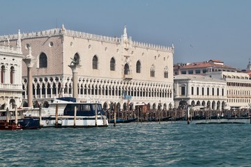 Naklejka premium Veduta palazzo ducale dall'acqua