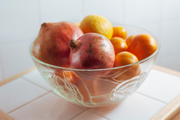 Bol con furta variada en una cocina